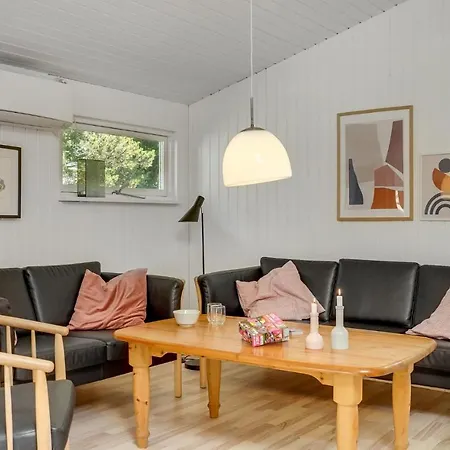 Amazing Home In Humble With Sauna Nordenbro Vesteregn