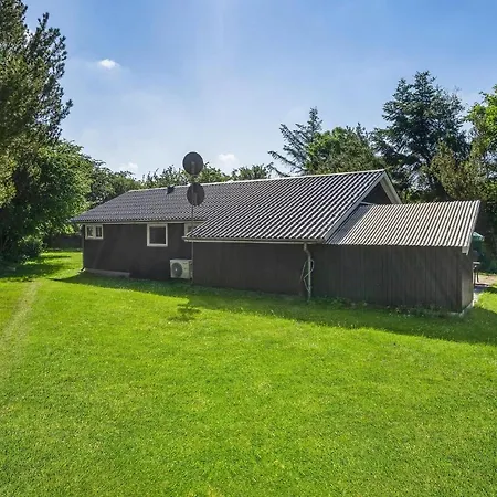 Semesterbostad Amazing Home In Humble With Sauna Nordenbro Vesteregn